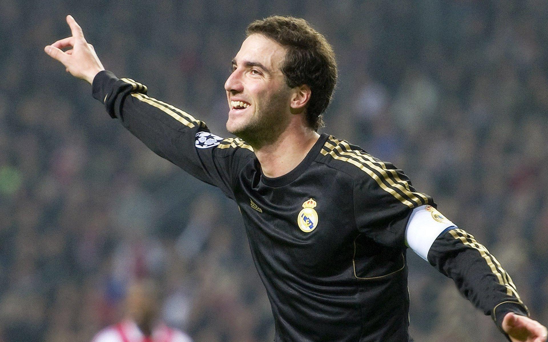 伊卡尔迪社媒发布与未婚妻甜蜜合照 配文引发球迷对五月夺冠热切期待