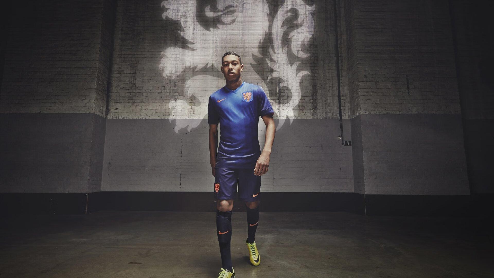 上海海港强势出击！中超补赛首发名单揭晓，新星闪耀引领战术变革