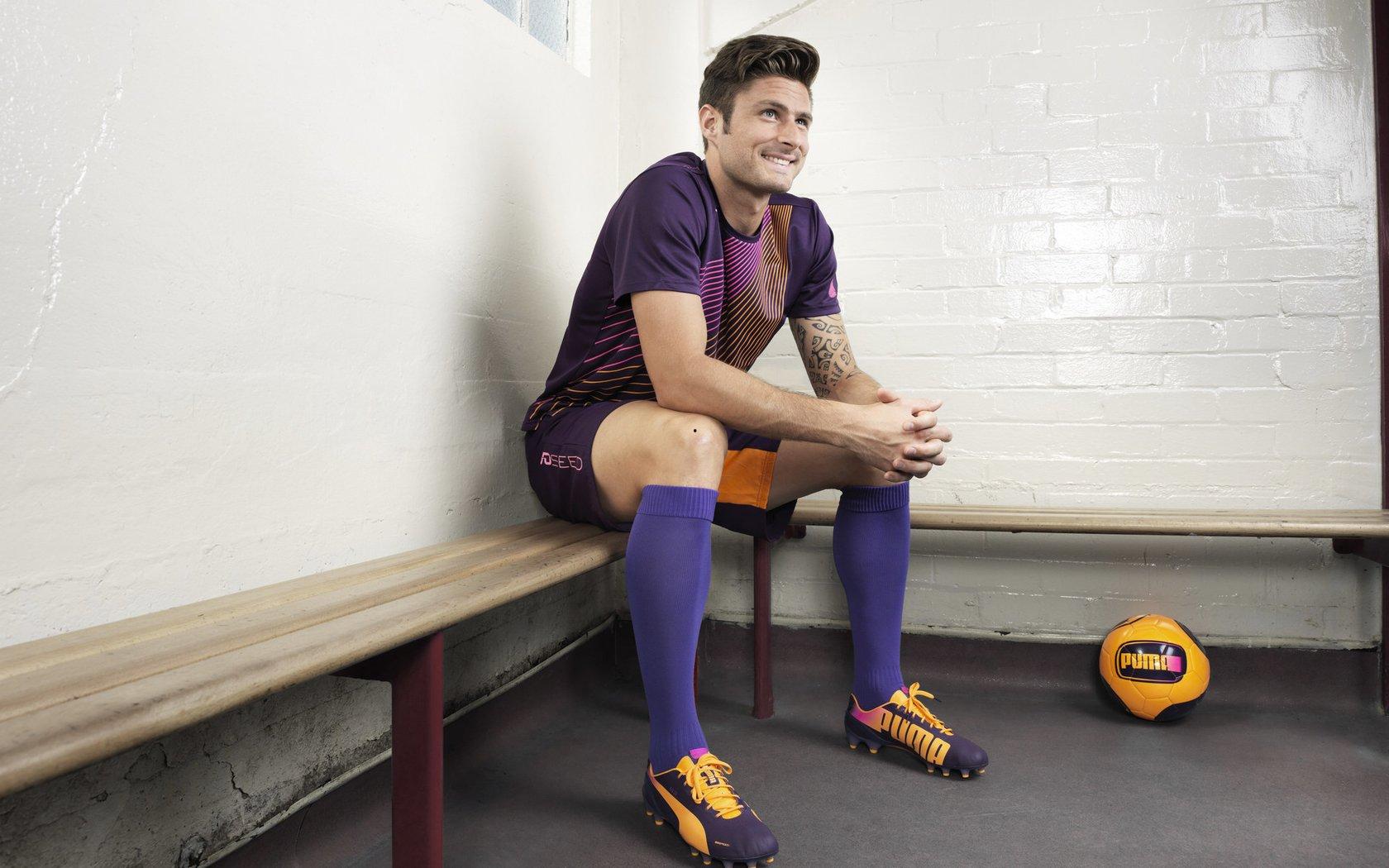 英超双雄埃弗顿与伯恩利加入战局 与那不勒斯竞逐本菲卡中场弗洛伦蒂诺